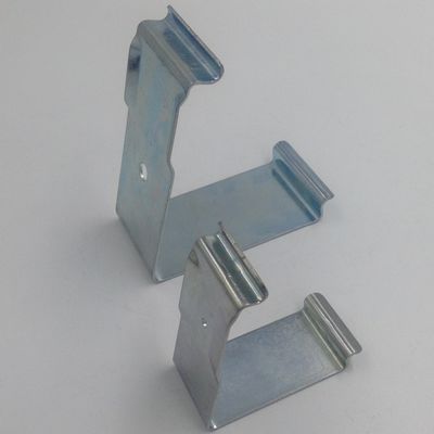 Clips métalliques robustes Estampage de précision pour les caisses fixation sécurisée revêtement anti-rouille